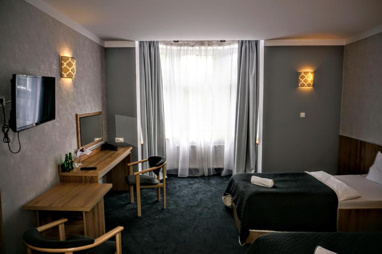 Aviator Hotel Restauracja & Spa パビャニツェ エクステリア 写真