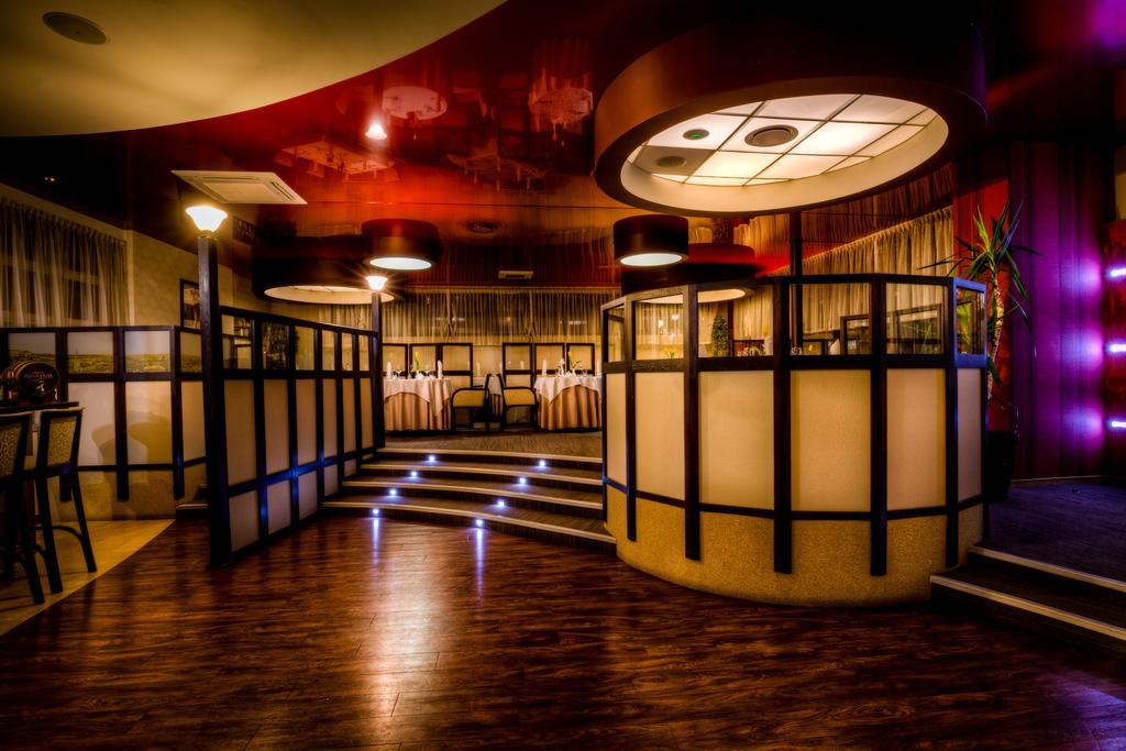 Aviator Hotel Restauracja & Spa パビャニツェ エクステリア 写真