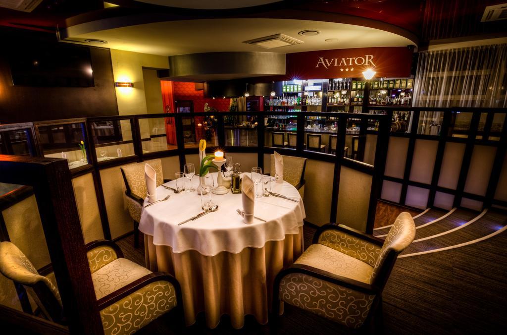 Aviator Hotel Restauracja & Spa パビャニツェ エクステリア 写真