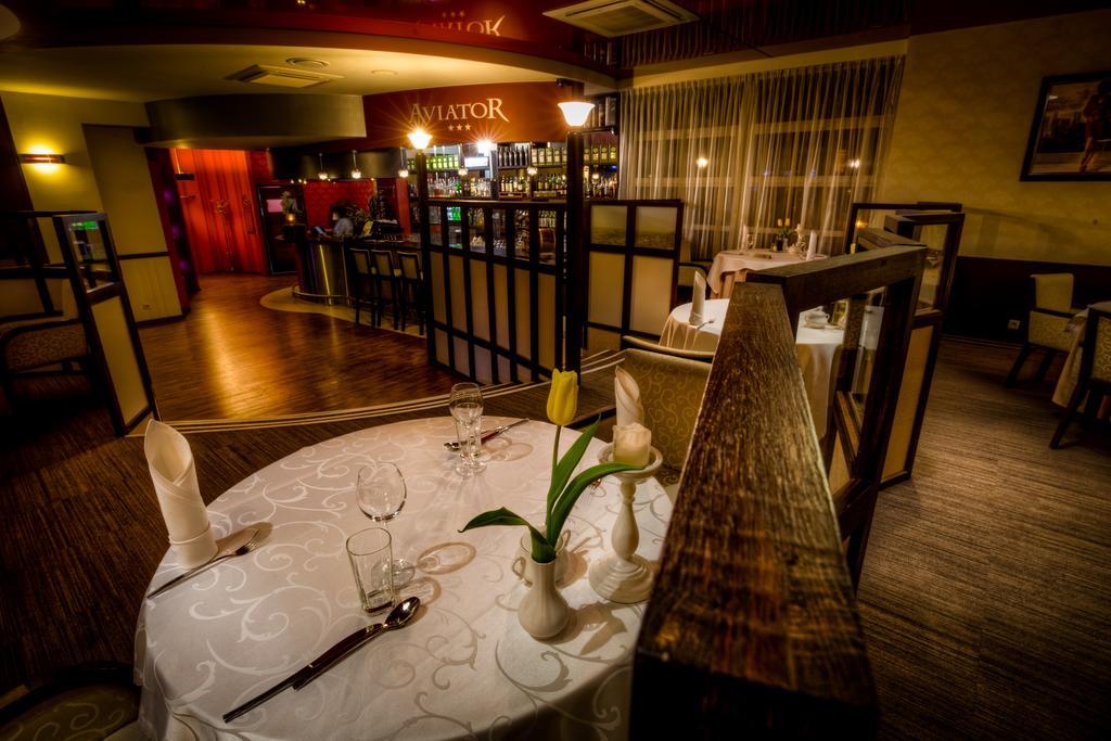 Aviator Hotel Restauracja & Spa パビャニツェ エクステリア 写真