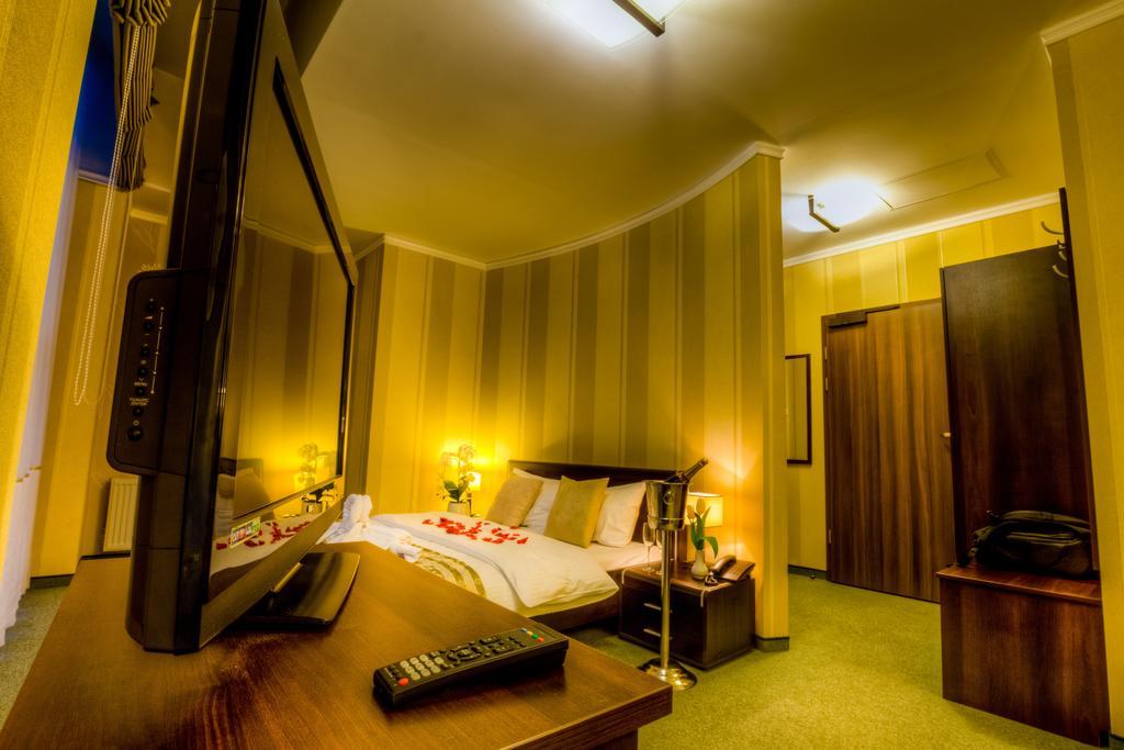 Aviator Hotel Restauracja & Spa パビャニツェ エクステリア 写真