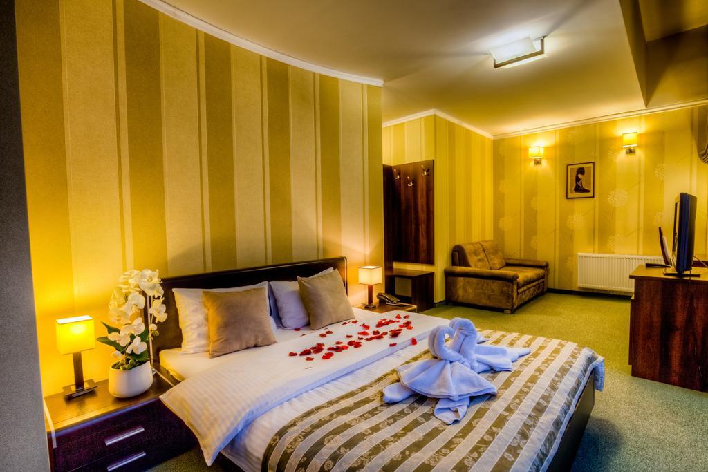 Aviator Hotel Restauracja & Spa パビャニツェ エクステリア 写真