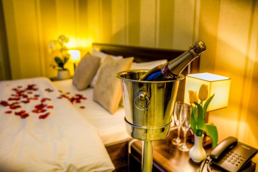 Aviator Hotel Restauracja & Spa パビャニツェ エクステリア 写真