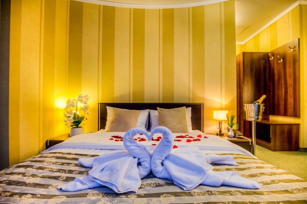 Aviator Hotel Restauracja & Spa パビャニツェ エクステリア 写真