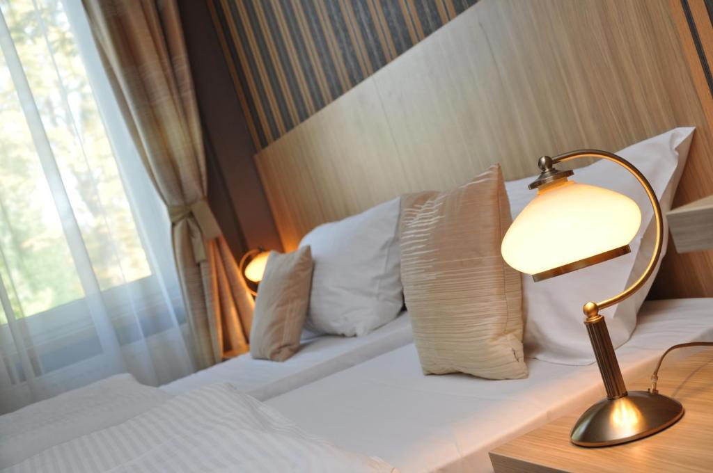 Aviator Hotel Restauracja & Spa パビャニツェ エクステリア 写真